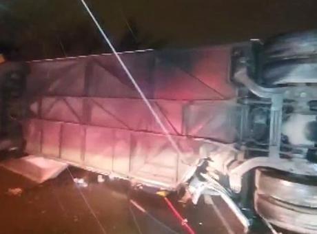 Balıkesir'de Yolcu Otobüsü Devrildi: Çok Sayıda Yaralı Var