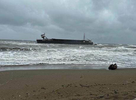 Sakarya Açıklarında Kargo Gemisi Karaya Oturdu: 8 Mürettebat İçin Kurtarma Operasyonu Başlatıldı