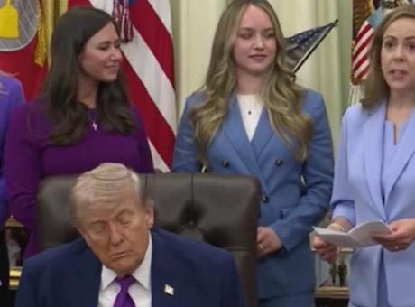 Donald Trump Beyaz Saray Etkinliğinde Uyukladı: Kameralara Yansıyan Anlar