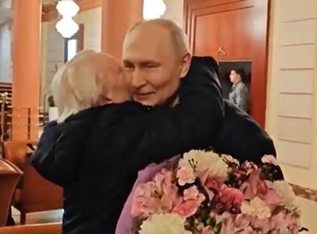Putin'den Eski Öğretmenine Sıcak Bir Jest: Yıllar Sonra Buluşma
