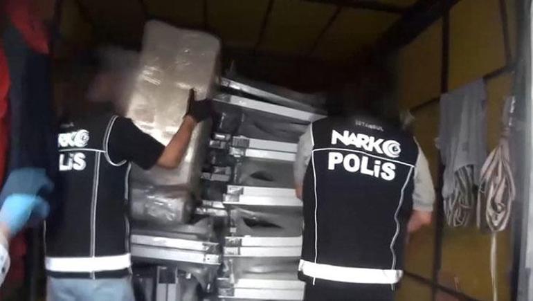 Bağcılar'da Uyuşturucu Operasyonu: Kamyonette Gizlenen Eroin Satıldı
