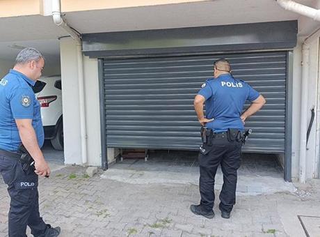Polisin Hırsızlık İhbarına Cevabı: Garajda Bebeğini Besleyen Kadınla Karşılaştılar