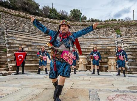 Yunanistan, Türk Zeybek Dansını 'Zeibekiko' Olarak Tanıtıyor