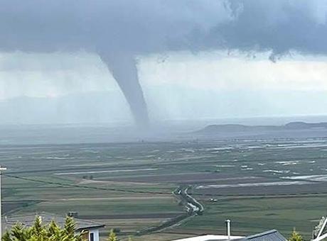 Türkiye'de Hortum Alarmı: İzmir, Çorum ve Çankırı'da Korkutan Görüntüler