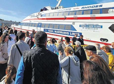 Yunan Adalarına Seyahat Artışı: Uzun Bekleme Kuyrukları Oluştu