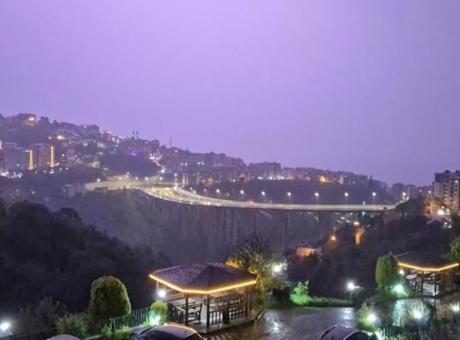 Trabzon'da Yağmurla Birlikte Şimşek Fırtınası: Göz Alıcı Anlar
