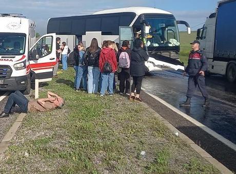 Yağmurlu Hava Kazaya Neden Oldu: Tur Otobüsü Karşı Şeride Geçti, 16 Yaralı
