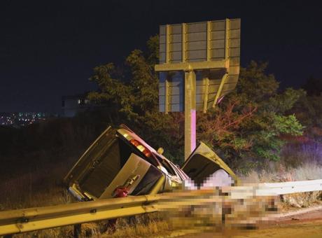 İzmir'de Gece Yarısı Trajik Kaza: 2 Genç Hayatını Kaybetti