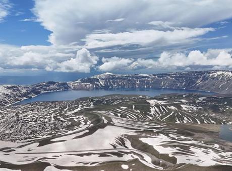 Bitlis'te Hem Kış Hem Yaz Manzarasını Sunan Nemrut Krater Gölü Havadan Görüntülendi