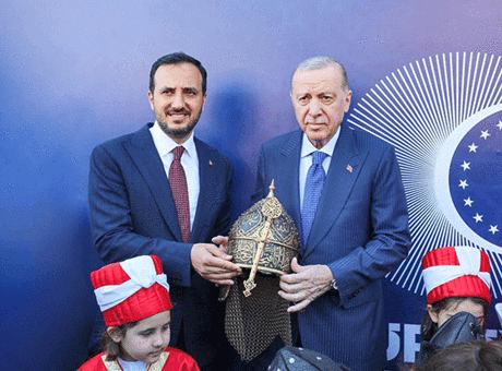 Cumhurbaşkanı Erdoğan'a Tarihî Miğfer Hediye Edildi