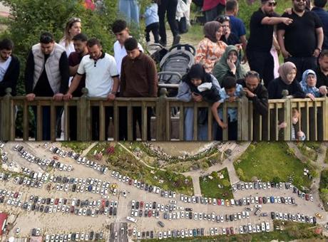 Van Gölü'nde İnci Kefali Göçü: Tatilciler Doğa Harikasını İzliyor