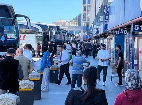 15 Temmuz Otogarı'nda Bayram Dönüşü Yoğunluğu: Yolcuların Akışı Sürüyor