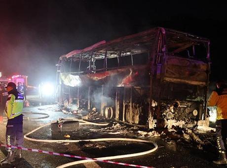 Denizli'de Yolcu Otobüsü Bariyerlere Çarparak Yandı: 3 Ölü, 20 Yaralı