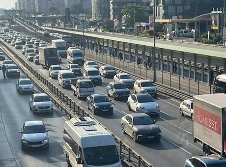 İstanbul'da Bayram Sonrası İlk İş Günü: Trafik Yoğunluğu Zirveye Ulaştı