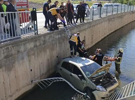 Kayseri'de Sulama Kanalına Düşen Otomobilden Genç Kadın Kurtarıldı
