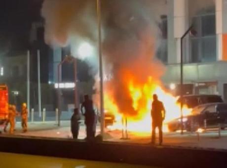 Bakırköy'de 50 Milyon TL Değerinde 4 Araç Alev Alev Yandı