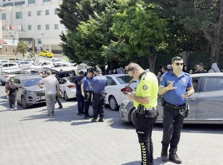 Okul Önünde Korku Dolu Anlar: Fren Yerine Gaza Basan Sürücü Velilerin Arasına Daldı, 6 Yaralı
