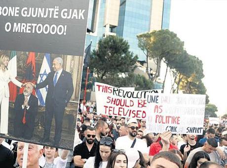 Arnavutluk'taki Projeye Karşı Büyük Protestolar: 'Flamingo Devrimi' Rüzgarı