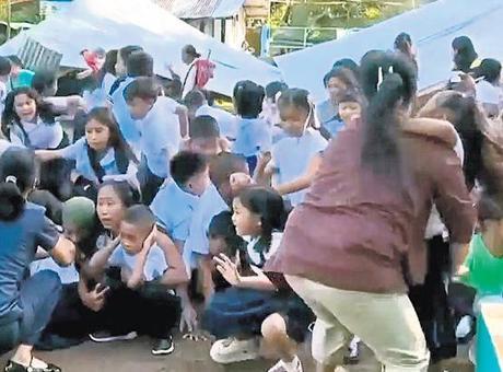 Filipinler'de Şiddetli Deprem: 7.8 Büyüklüğünde Sarsıntı Karada Yıkım Yaratıyor