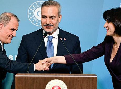 Türkiye, Azerbaycan ve Gürcistan Dışişleri Bakanları Toplantısı Gerçekleşti: Barışa Giden Yol Üzerine Vurgu Yapıldı