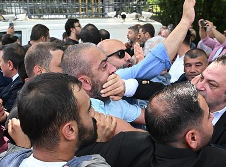 TBMM Önünde CHP Tetikleyen Arbede: Destek Grupları Arasında Gergin Anlar