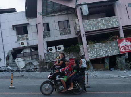 Filipinler'de 7,8 Büyüklüğündeki Depremde Can Kayıpları 45'e Yükseldi