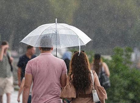 İstanbul'a Yağmur Geliyor! Sıcaklık 30'dan 24 Dereceye Düşecek
