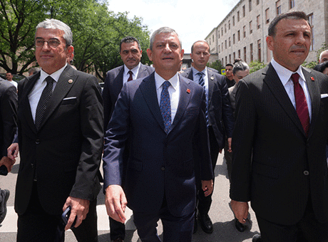 Özgür Özel'den Yeni Parti İddialarına Cevap: 'Mücadelemiz Devam Edecek'