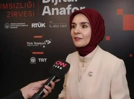 Bakan Göktaş: 'Çocuklarımızın Ekran Süresi 8 Saate Ulaştı, Dijital Özgürlük Yanıltıcı'