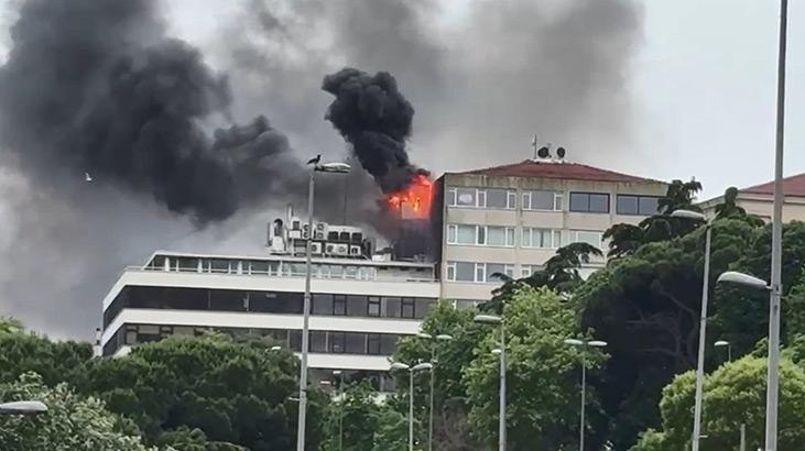 Beyoğlu'nda 5 Katlı Binada Çatı Yangını