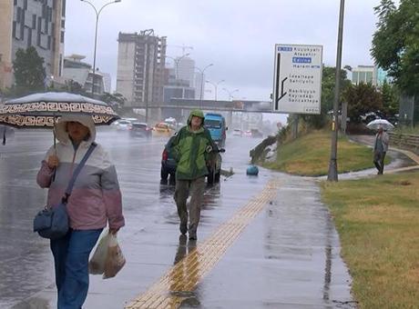 İstanbul'da Sabah Sağanak Yağış Hayatı Olumsuz Etkiledi