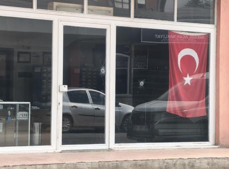 Bursa'da İşletmeye Silahlı Saldırı: Motosikletli İki Şüpheli Kaçtı