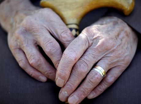 Yaşlanan Dünya Uyarıyor: Her Altı Yaşlıdan Biri İstismara Maruz Kalıyor