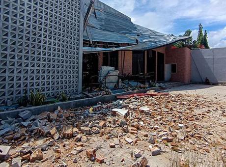 Endonezya'da 6.7 Büyüklüğünde Deprem: Palu'da Çatılar Çöktü, Hastaneler Tahliye Edildi