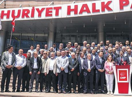 Özgür Özel'den Olağanüstü Kurultay İçin Kritik Adım: İmzalar Genel Merkez'e Sunuldu