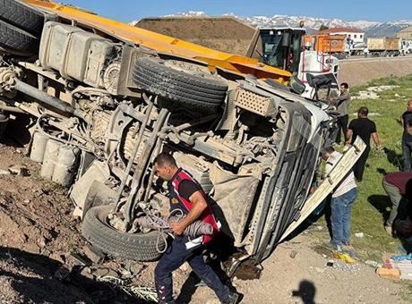 Hakkari'de Feci Kaza: Minibüs ile Kamyon Çarpıştı, İki Ölü, Üç Yaralı