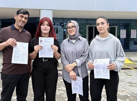 YKS'de Aile Boyu Rekabet: Baba, Anne ve İki Kız Sınavda Bir Arada