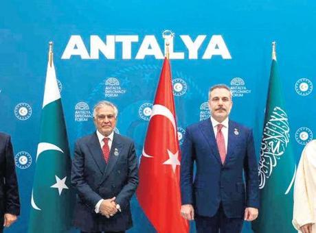 Yeni Diplomatik İttifak Merkezi: Türkiye, Pakistan, Mısır ve Suudi Arabistan Kahire'de Toplanıyor