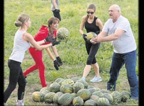 Lukaşenko’nun Çevresindeki Güzellikler: 'Karpuz Taburu' İfadeleri Eşliğinde