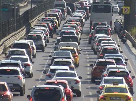 İstanbul'da Haftanın İlk Günü Trafik Sıkışıklığı Yaşandı