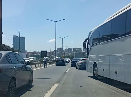 Bağcılar TEM Otoyolu'nda Havada Uçuşan Paralar Heyecan Yarattı