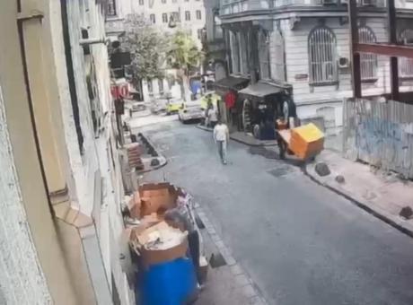 Beyoğlu'nda El Arabasıyla Kargo Hırsızlığı Gerçekleşti
