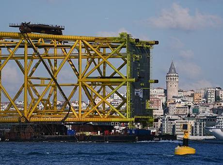 İstanbul Boğazı'na 350 Metre Uzunluğundaki Dev Sondaj Platformu Girişi