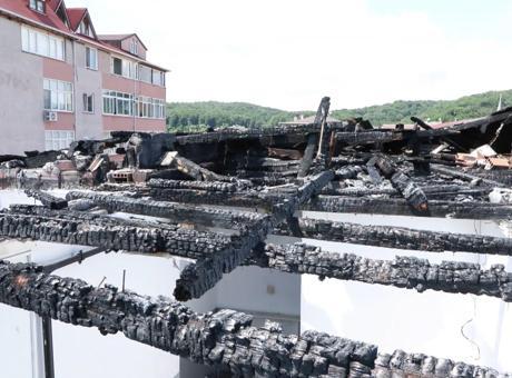 Yangın Sonrası Kaos: Ege Apartmanı'nda Çatı Yok, 80 Kişi Umut Bekliyor