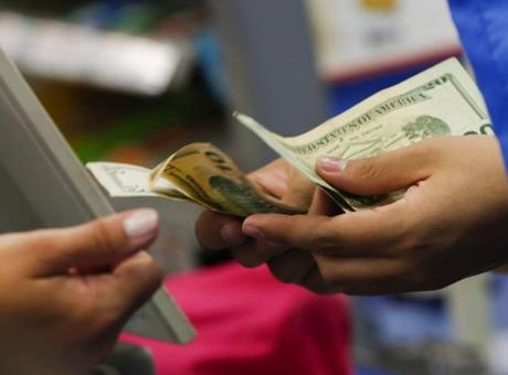 Florida'daki Süpermarket Çalışanının Piyango Biletinden Çalma Olayı Güvenlik Kamerasında