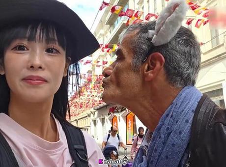 İstiklal Caddesi'nde Gergin Anlar: Japon Yayıncı Rahatsız Edildi, Esnaf Müdahale Etti
