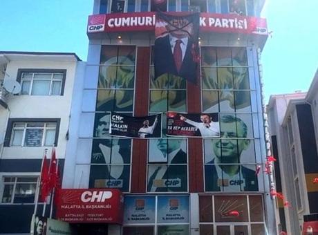 Malatya'da CHP Binasında Gerilim! Kılıçdaroğlu'na 'Hain' Afişi Asıldı