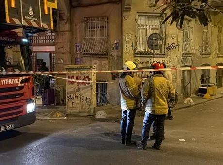 Beyoğlu'nda 5 Katlı Binada Mutfak Duvarı Çöktü, Bina Tahliye Edildi