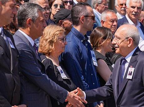 Kemal Kılıçdaroğlu ve Özgür Özel, Orhan Sür'ün Cenaze Töreninde İlk Kez Yan Yana
