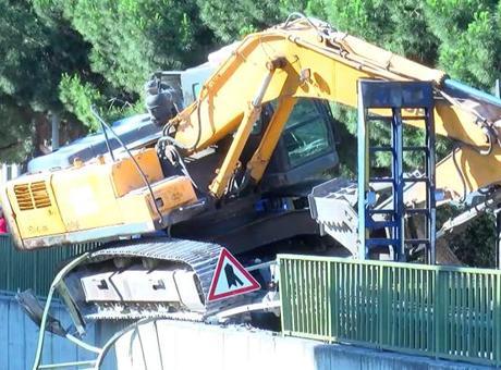 İstanbul'da Devrilen Kepçe Trafiği Felç Etti: Korkulu Anlar Yaşandı